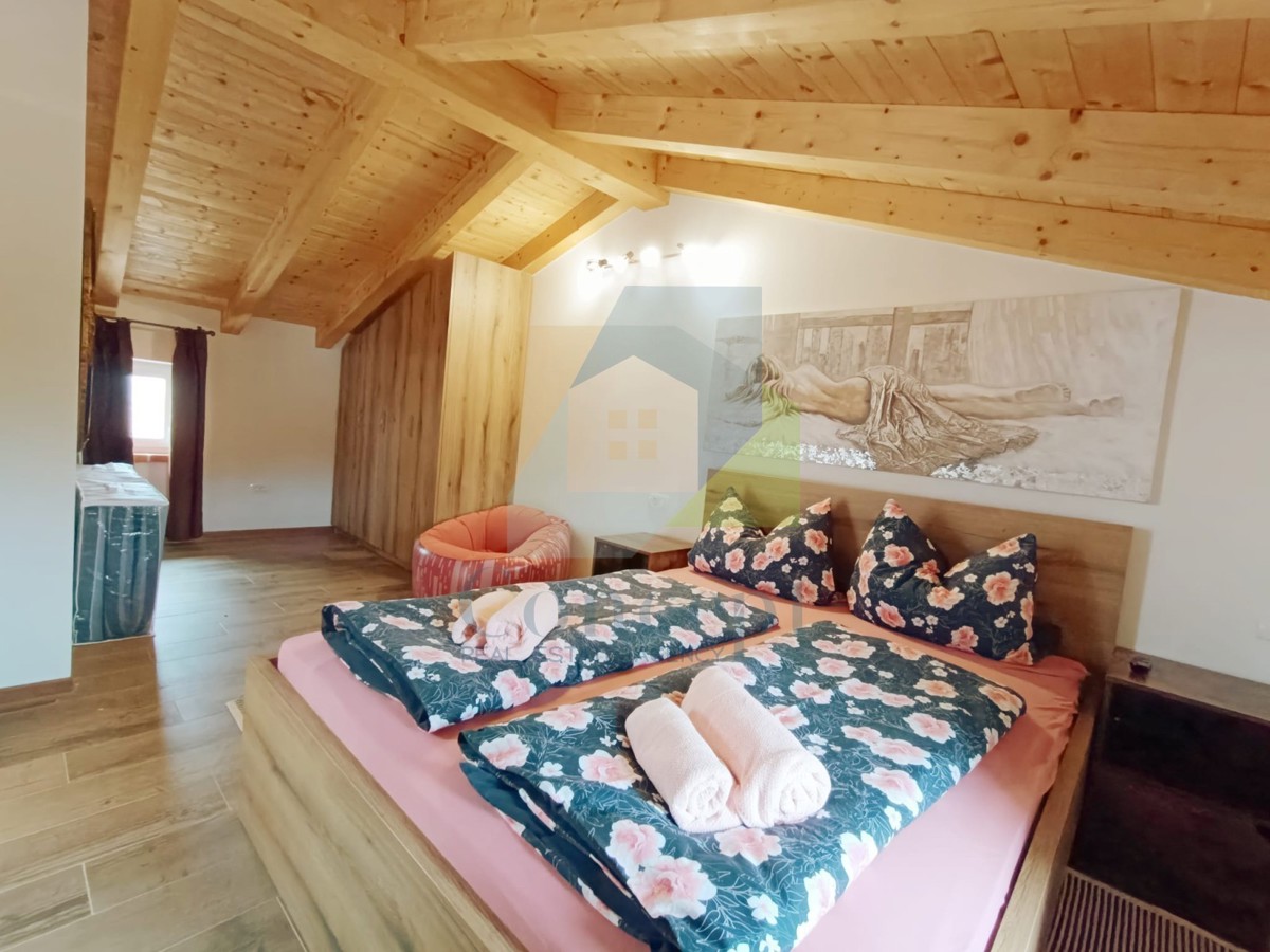 Poreč, dintorni, Ristrutturata casa in pietra a schiera con vista mare