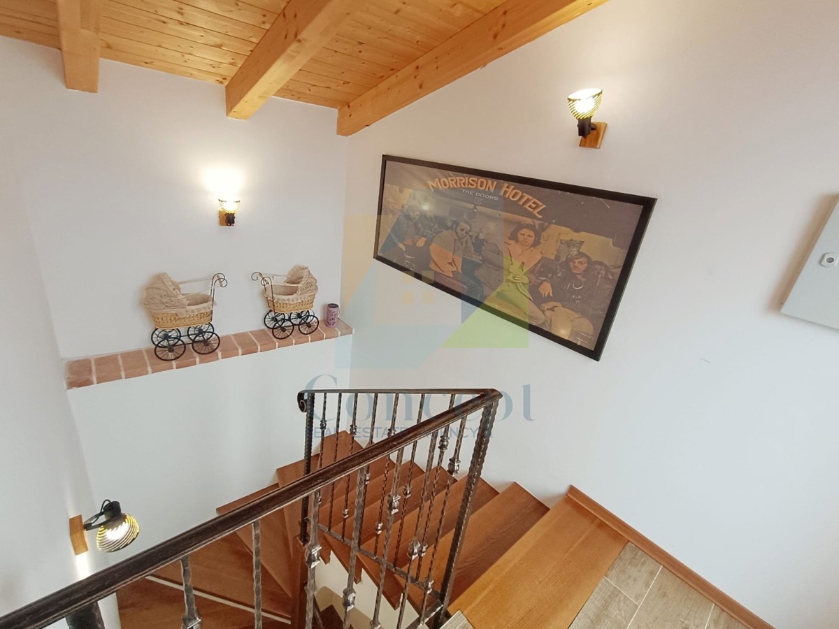 Poreč, dintorni, Ristrutturata casa in pietra a schiera con vista mare