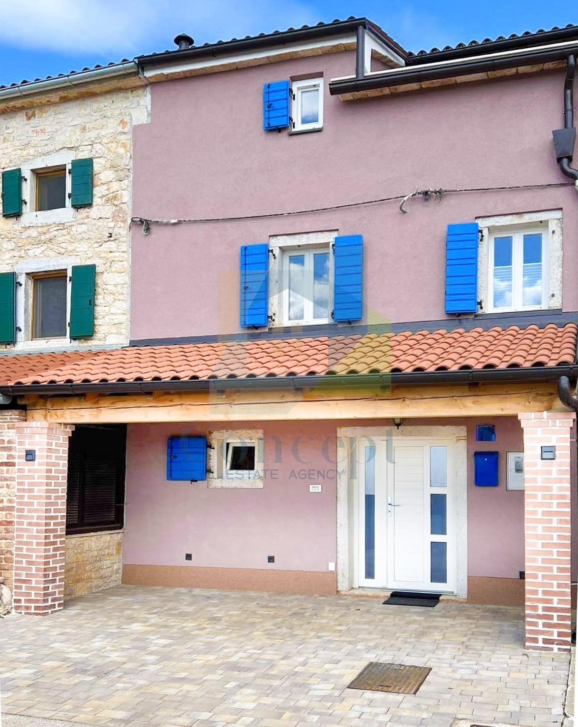 Poreč, dintorni, Ristrutturata casa in pietra a schiera con vista mare