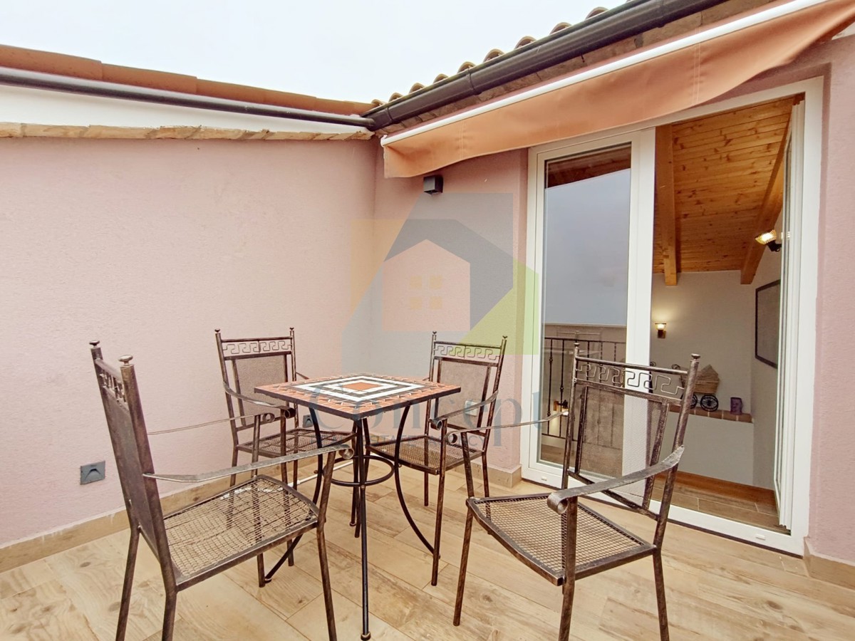 Poreč, dintorni, Ristrutturata casa in pietra a schiera con vista mare