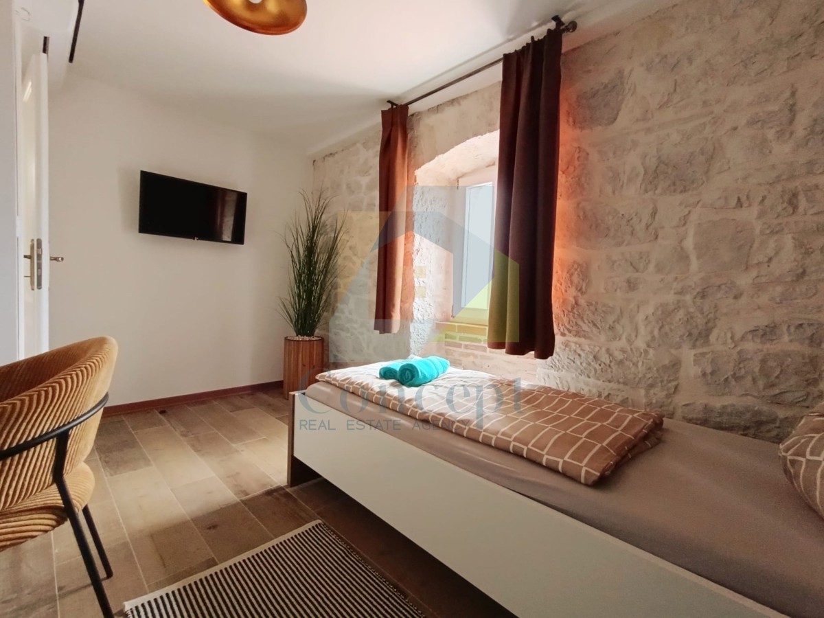 Poreč, dintorni, Ristrutturata casa in pietra a schiera con vista mare