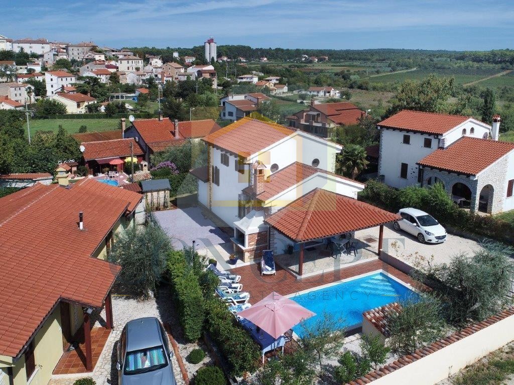 Poreč, dintorni, Casa indipendente con piscina in posizione tranquilla, 12 km dal mare