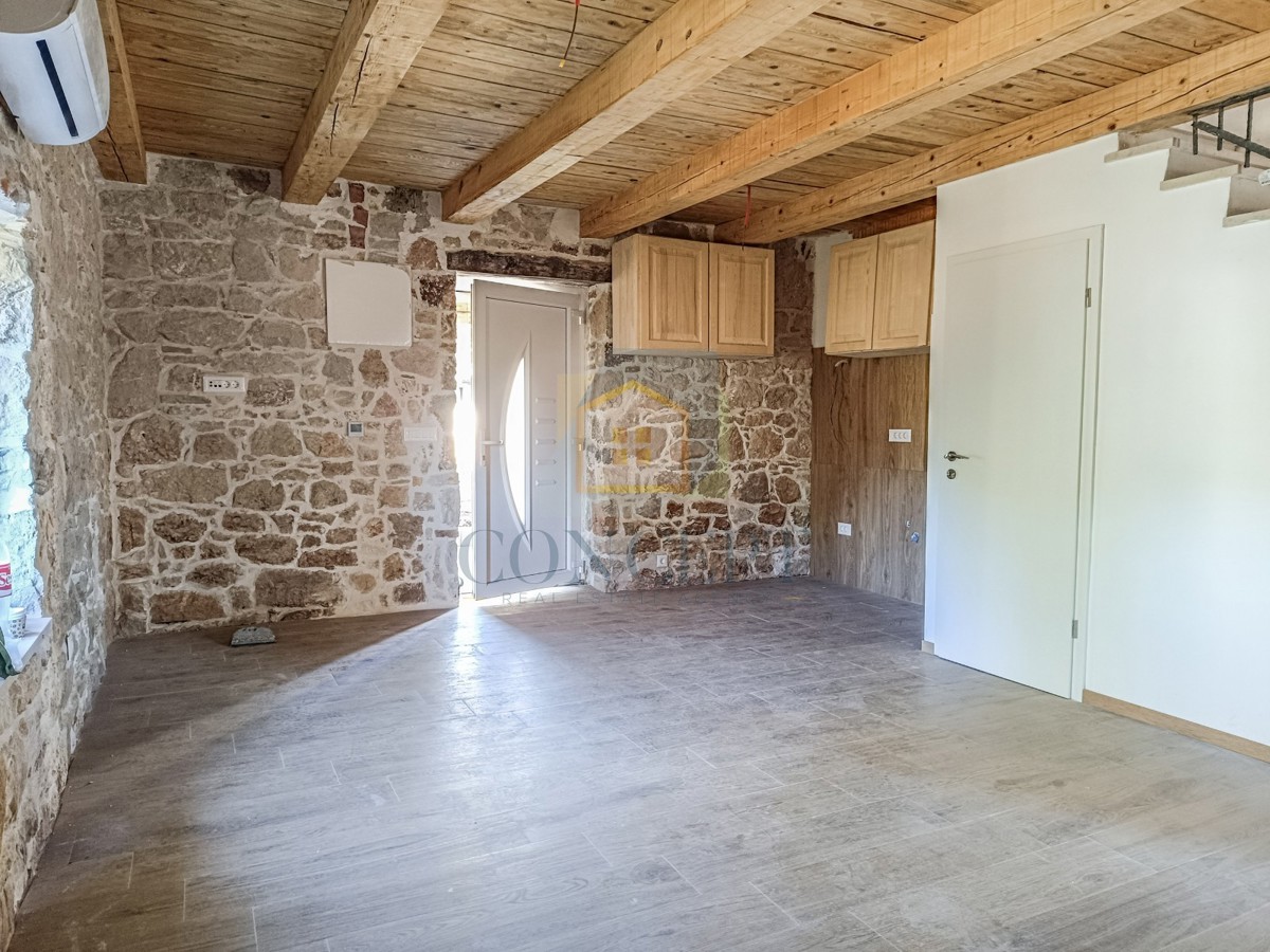 Poreč, dintorni, Casa in pietra ristrutturata alla fine di una fila, a 5 km dal mare.