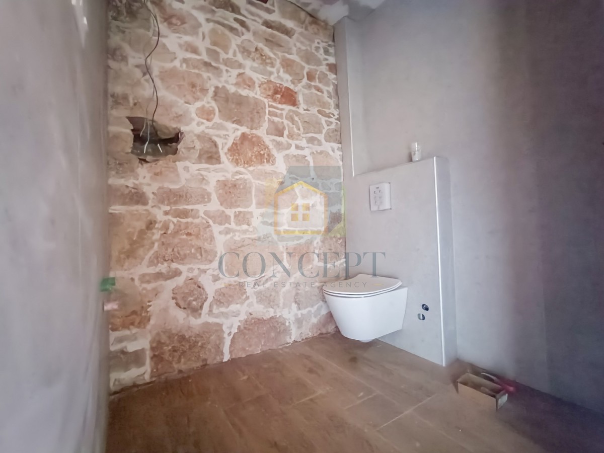 Poreč, dintorni, Casa in pietra ristrutturata alla fine di una fila, a 5 km dal mare.