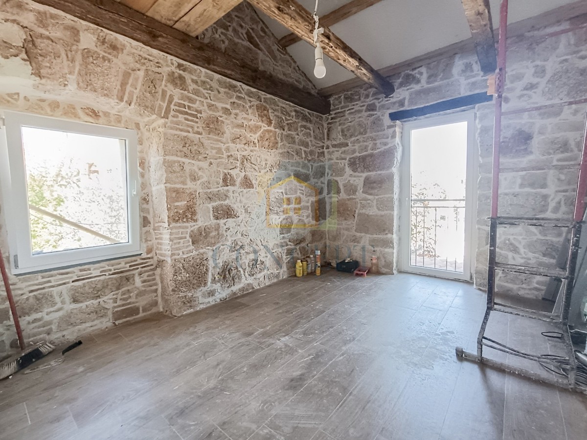 Poreč, dintorni, Casa in pietra ristrutturata alla fine di una fila, a 5 km dal mare.