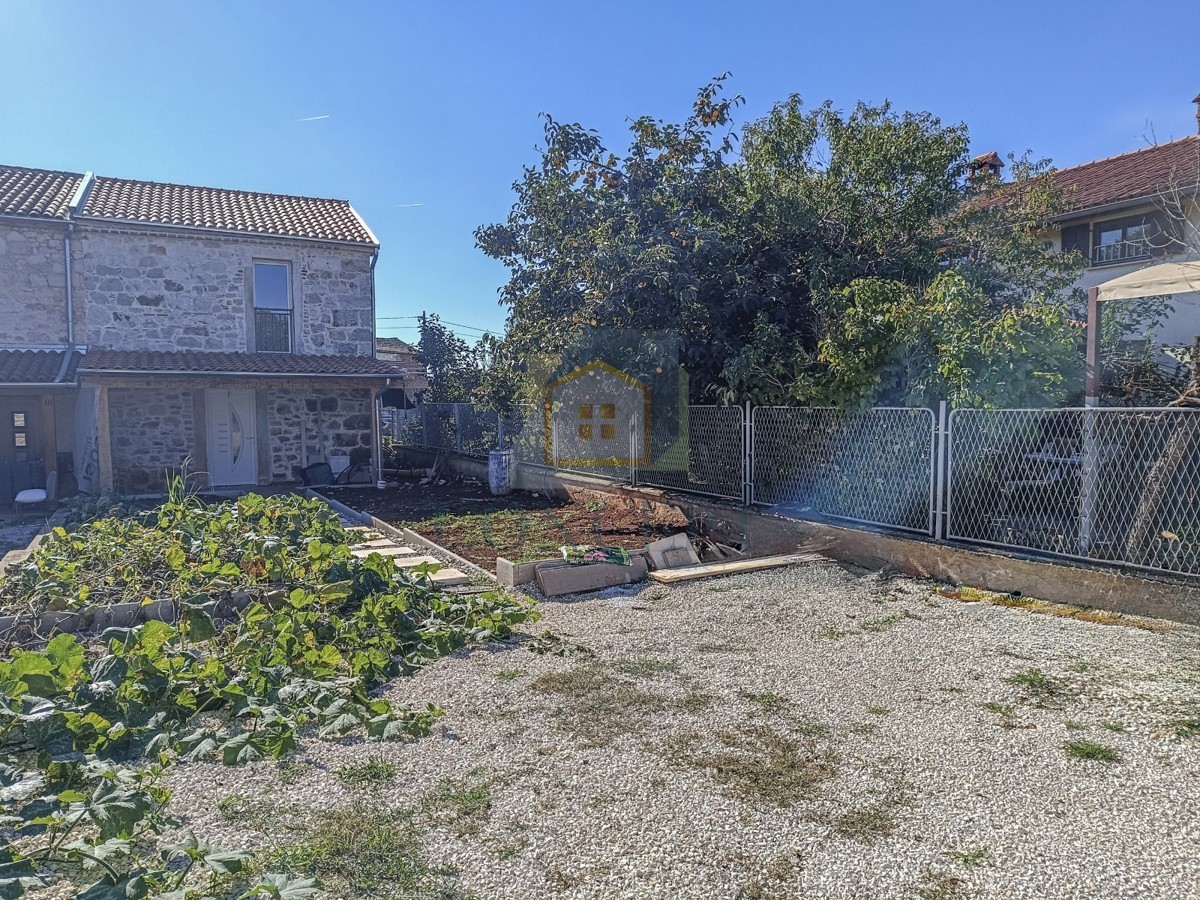 Poreč, dintorni, Casa in pietra ristrutturata alla fine di una fila, a 5 km dal mare.