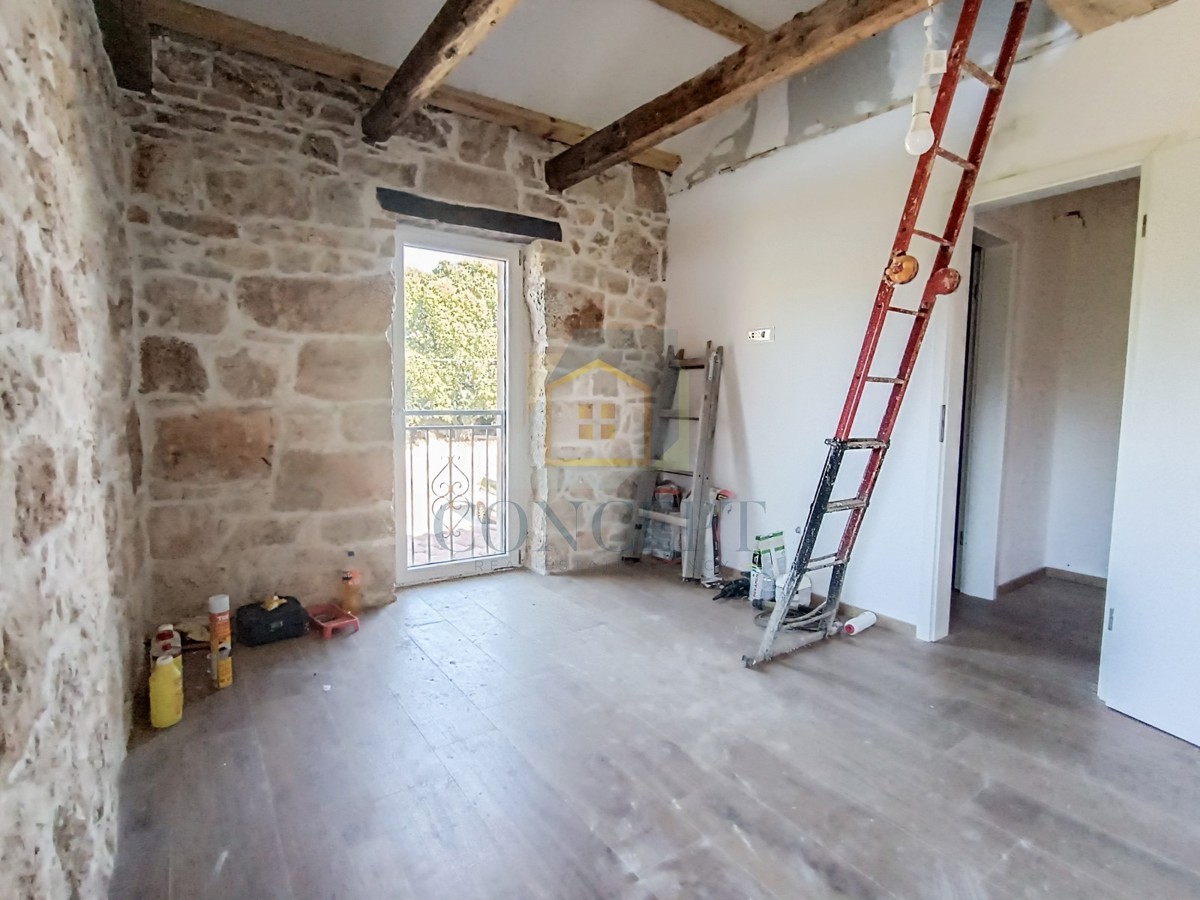 Poreč, dintorni, Casa in pietra ristrutturata alla fine di una fila, a 5 km dal mare.