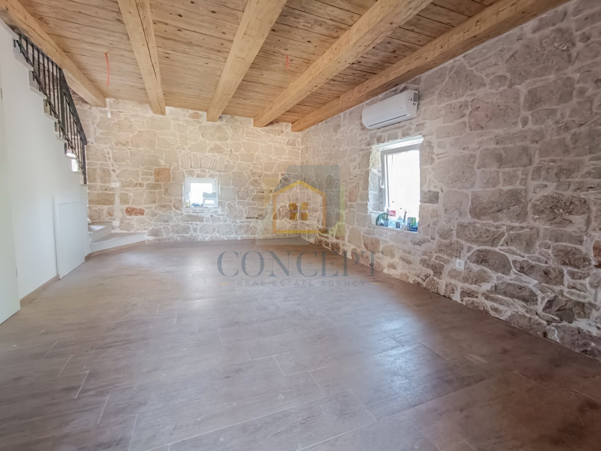 Poreč, dintorni, Casa in pietra ristrutturata alla fine di una fila, a 5 km dal mare.