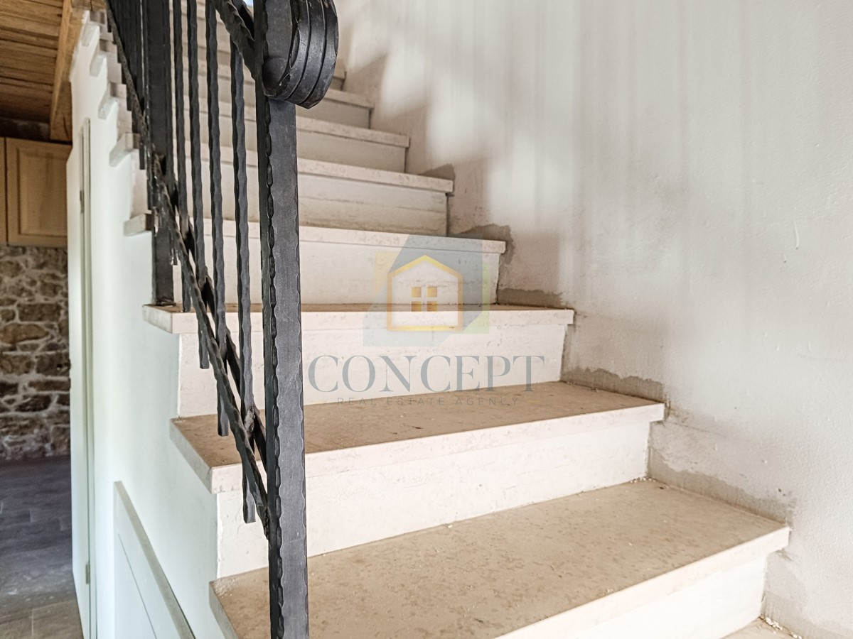 Poreč, dintorni, Casa in pietra ristrutturata alla fine di una fila, a 5 km dal mare.