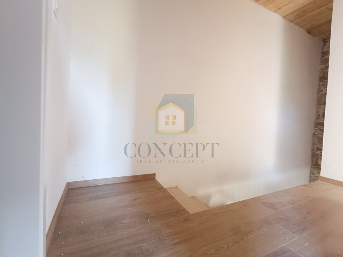 Poreč, dintorni, Casa in pietra ristrutturata alla fine di una fila, a 5 km dal mare.