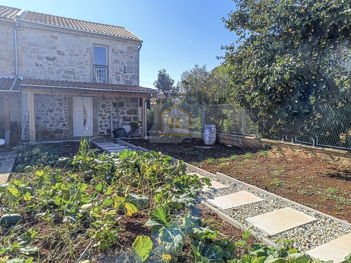 Poreč, dintorni, Casa in pietra ristrutturata alla fine di una fila, a 5 km dal mare.