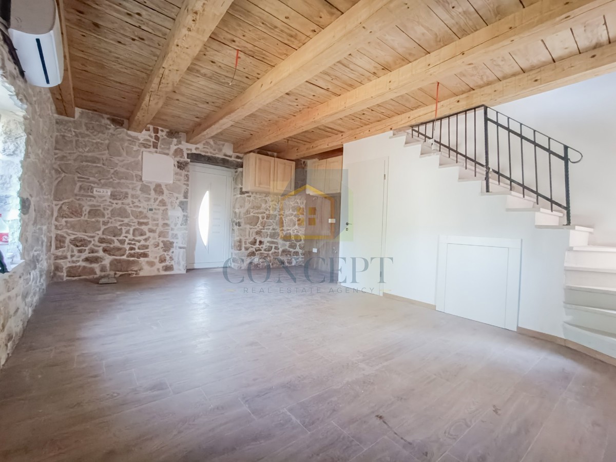 Poreč, dintorni, Casa in pietra ristrutturata alla fine di una fila, a 5 km dal mare.