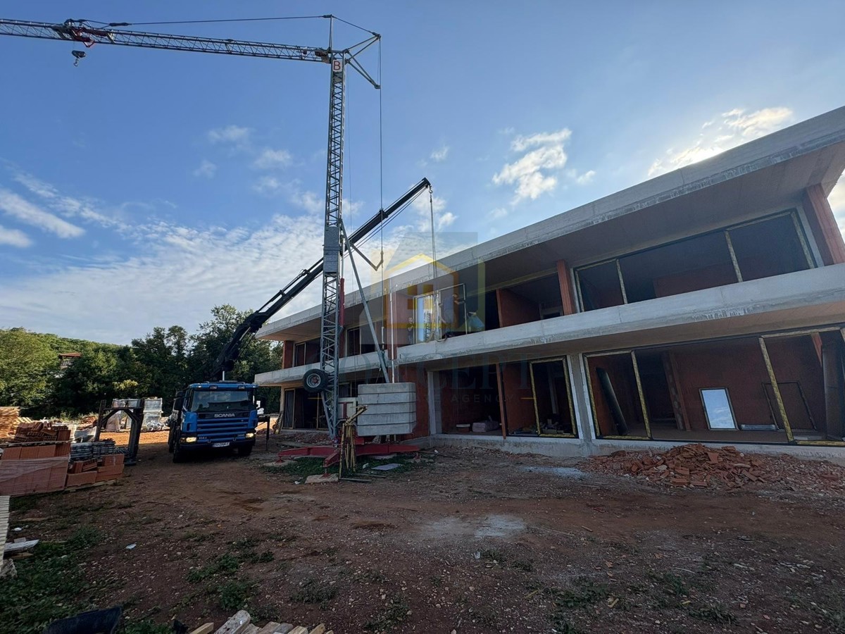 Rovinj, dintorni, Appartamento al piano terra con giardino, 10 km dal mare