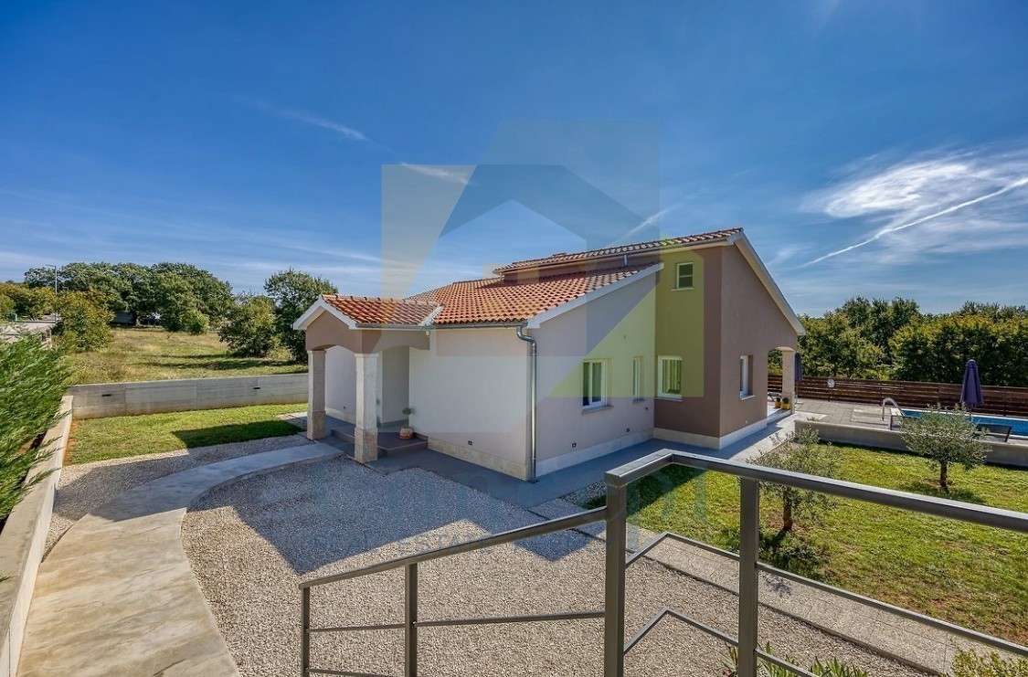 Poreč, dintorni, Casa indipendente con piscina in posizione tranquilla