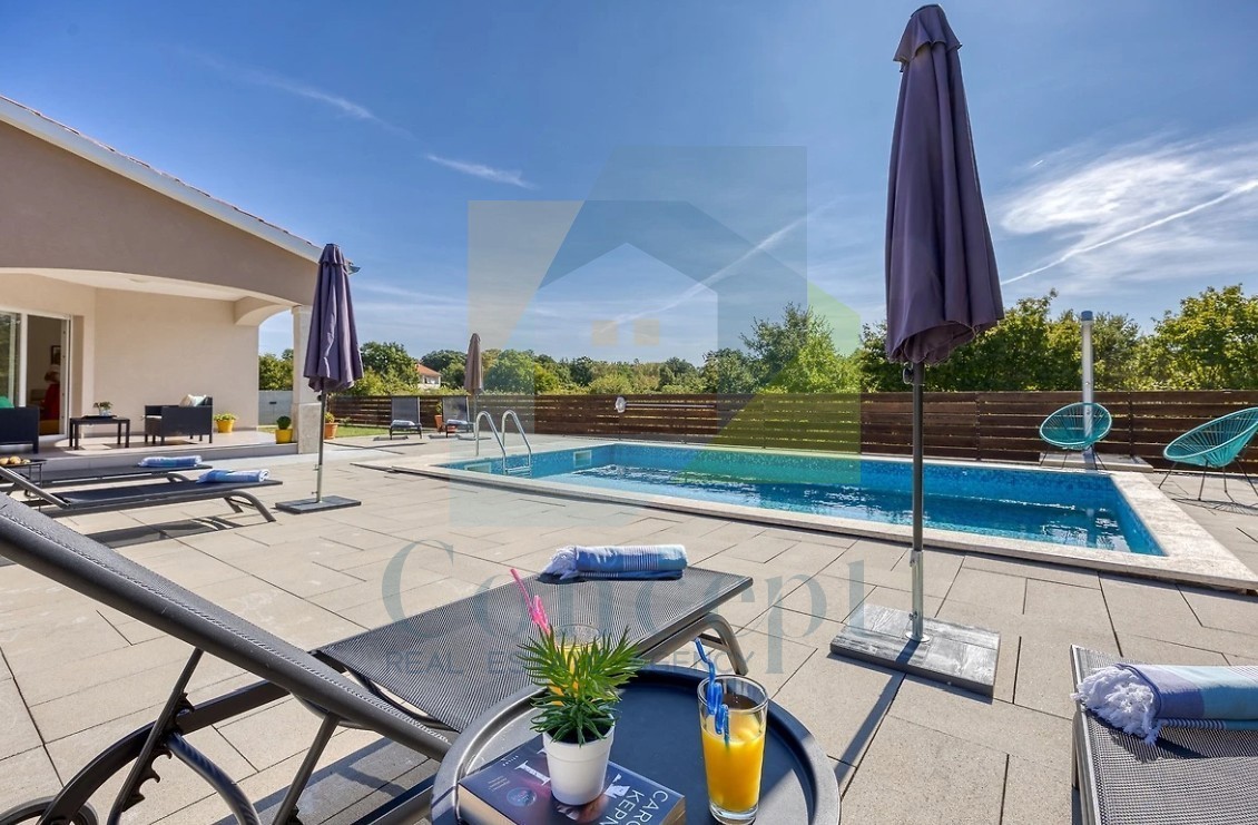 Poreč, dintorni, Casa indipendente con piscina in posizione tranquilla