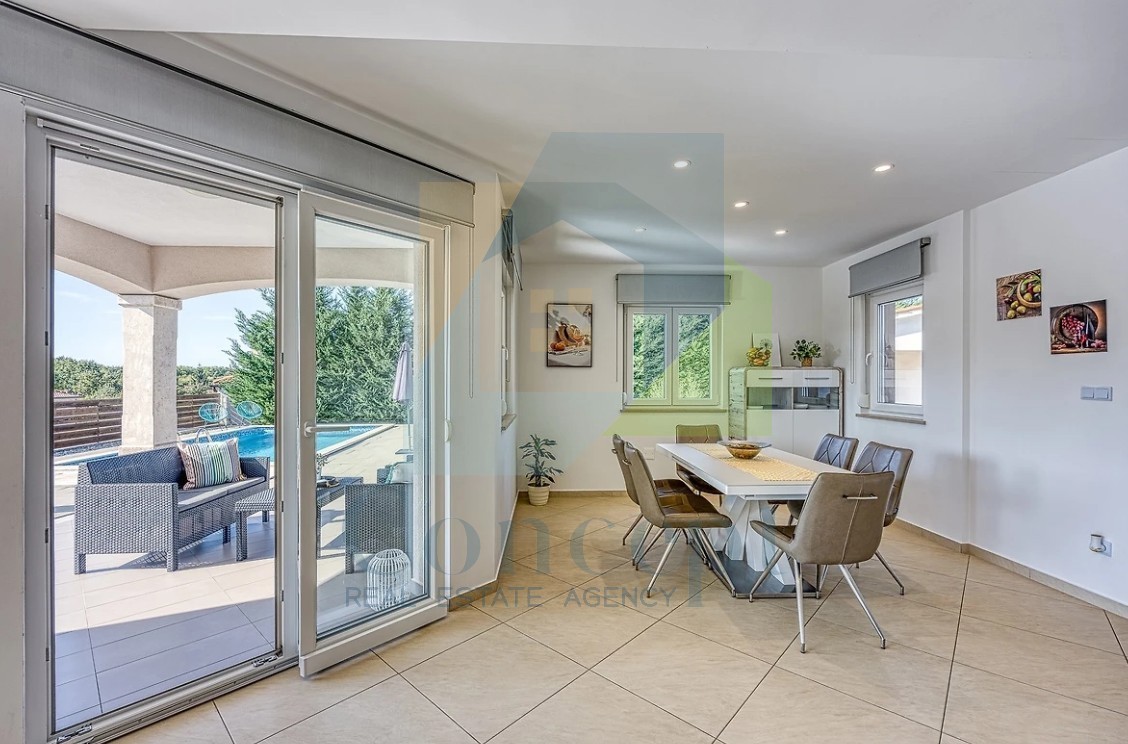 Poreč, dintorni, Casa indipendente con piscina in posizione tranquilla