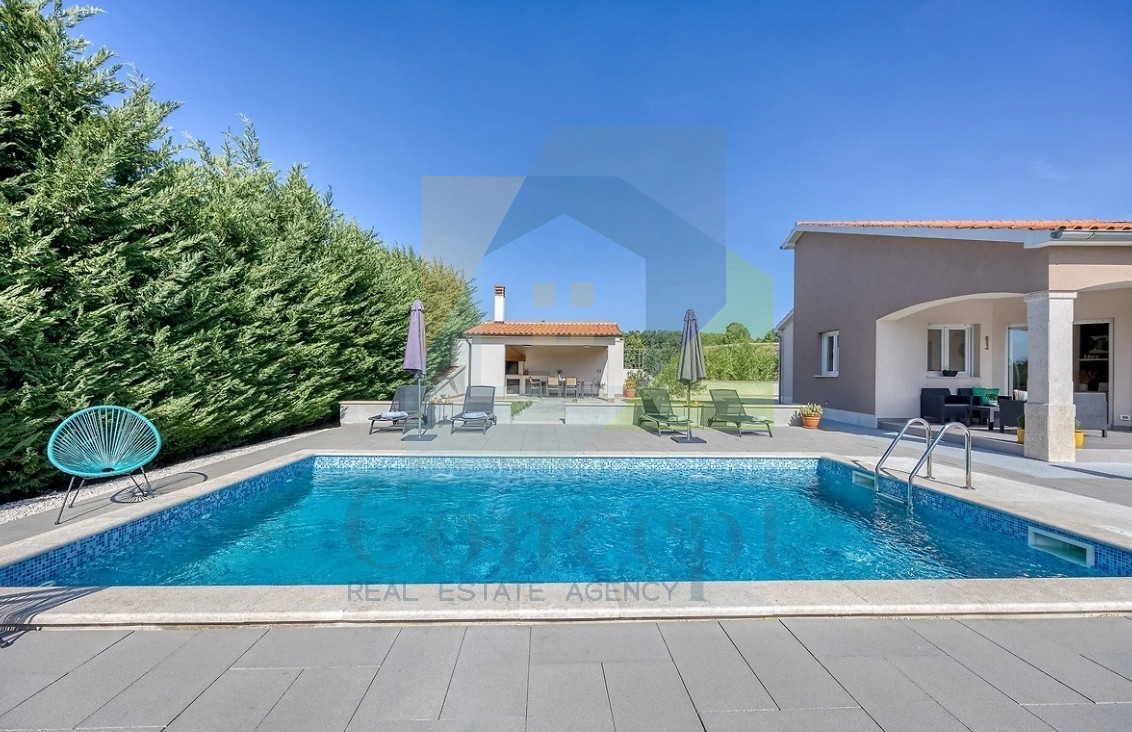 Poreč, dintorni, Casa indipendente con piscina in posizione tranquilla