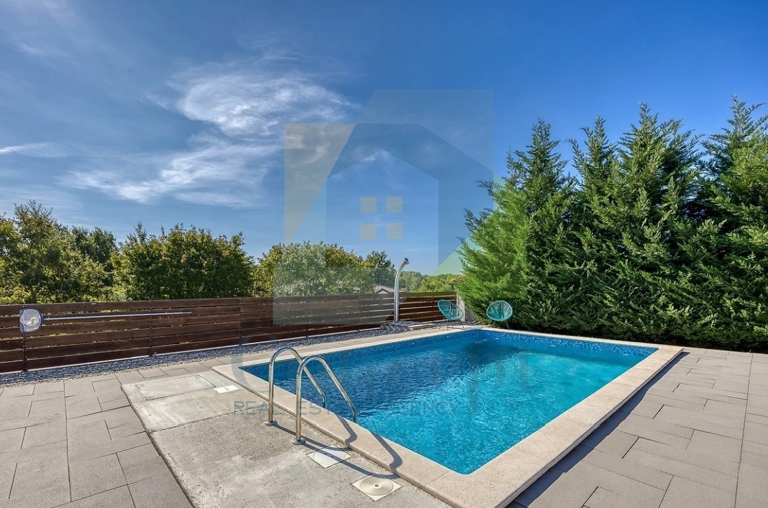 Poreč, dintorni, Casa indipendente con piscina in posizione tranquilla