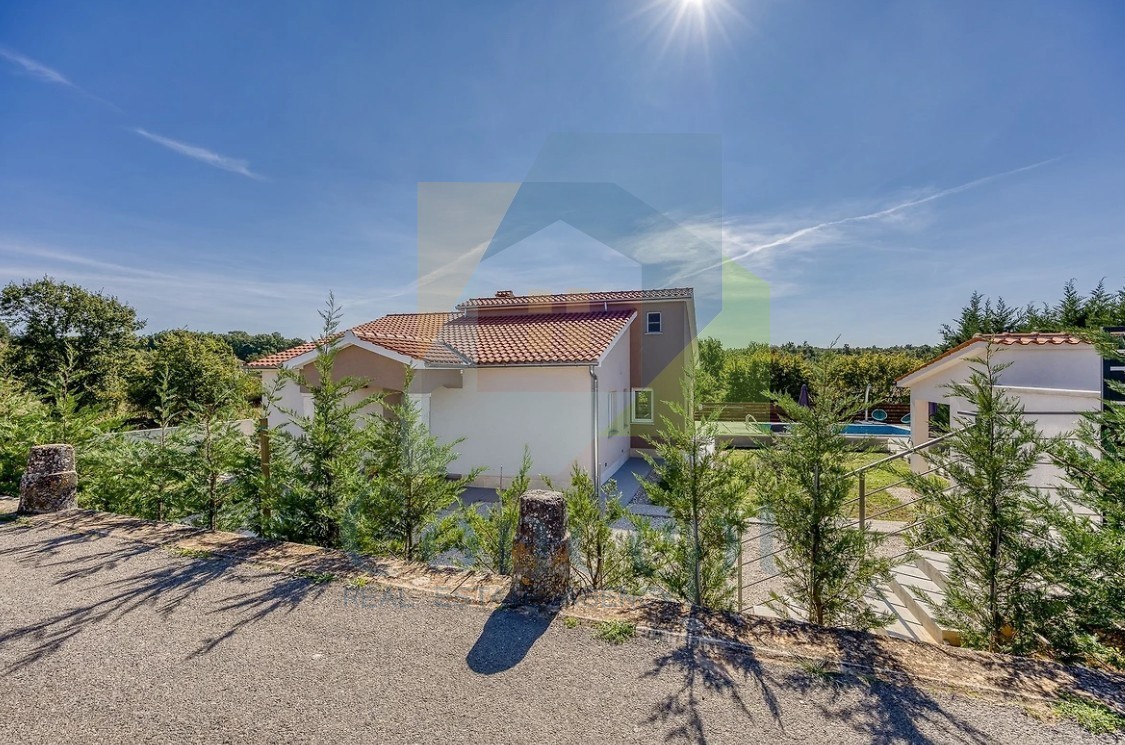 Poreč, dintorni, Casa indipendente con piscina in posizione tranquilla