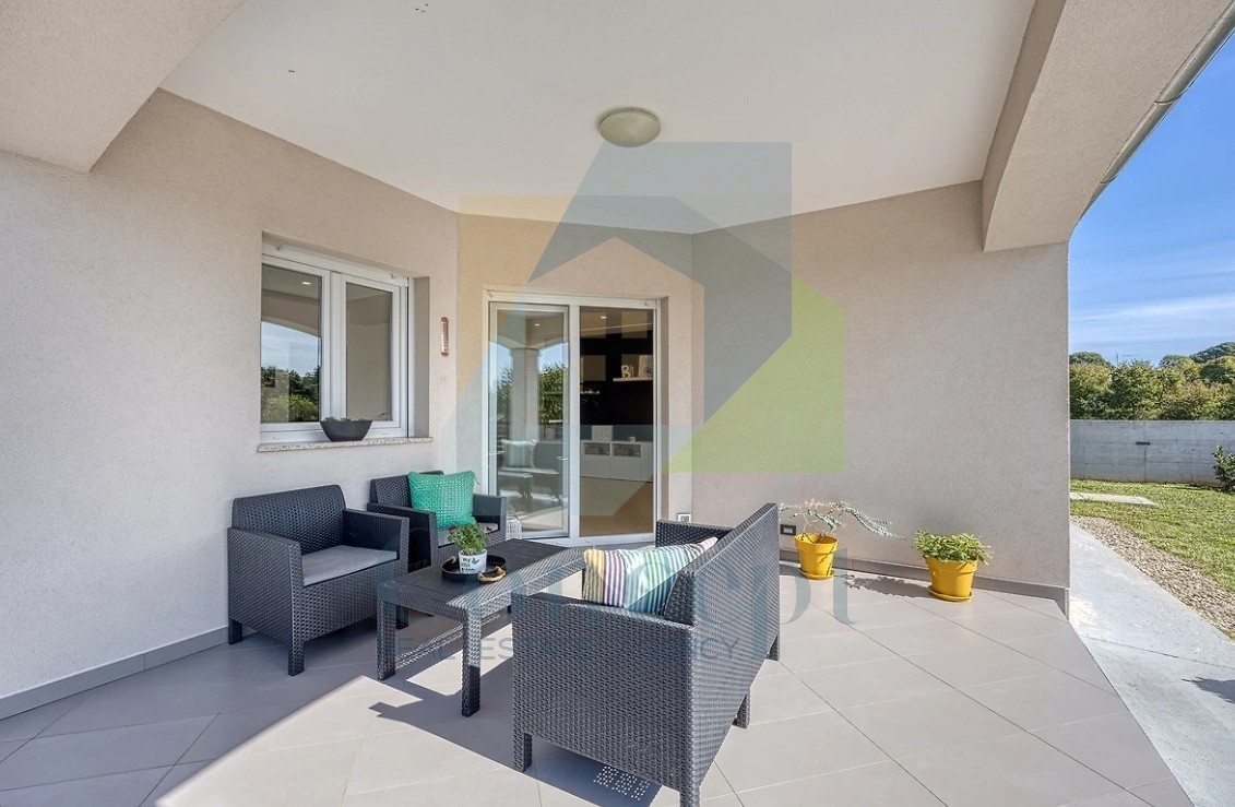 Poreč, dintorni, Casa indipendente con piscina in posizione tranquilla