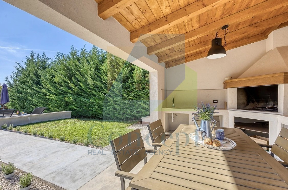 Poreč, dintorni, Casa indipendente con piscina in posizione tranquilla