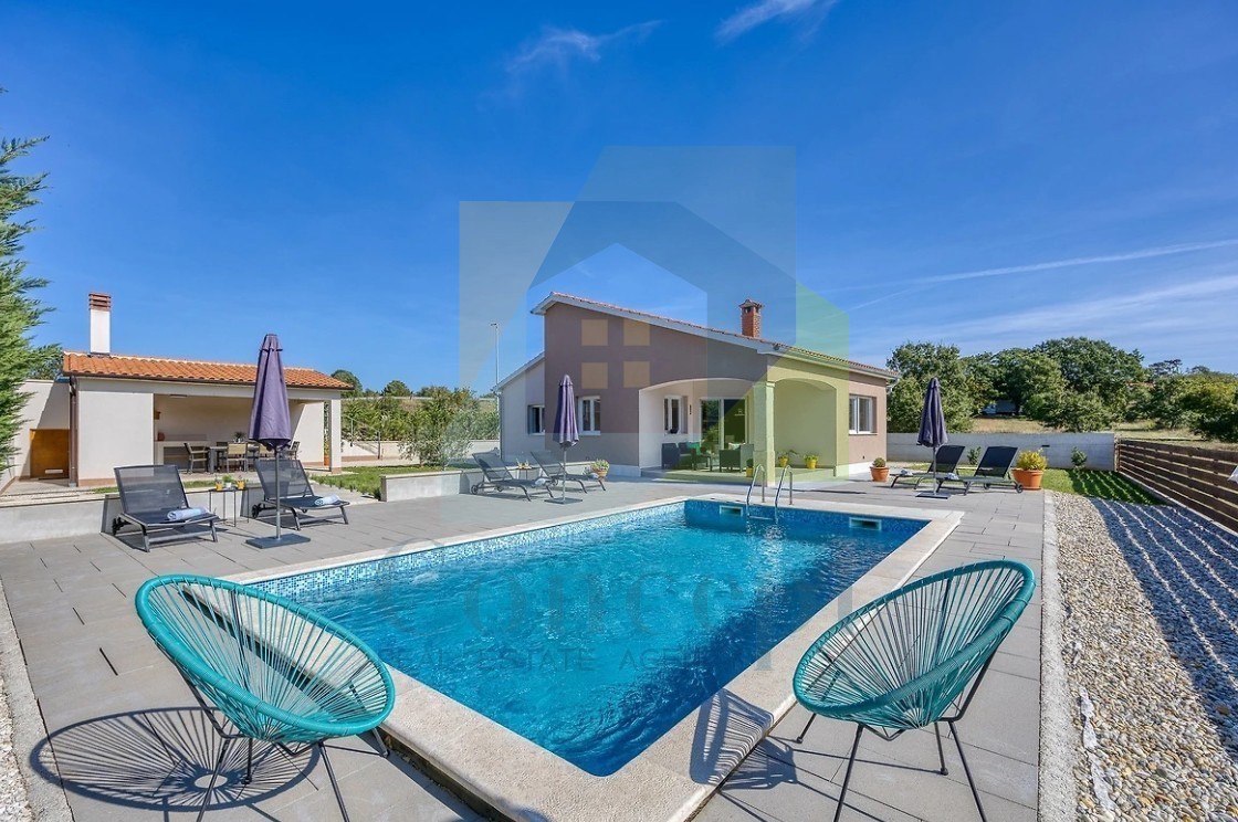 Poreč, dintorni, Casa indipendente con piscina in posizione tranquilla