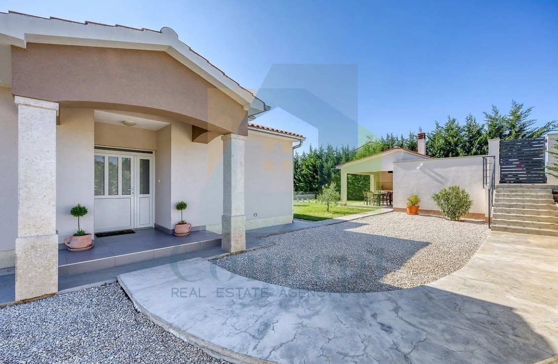 Poreč, dintorni, Casa indipendente con piscina in posizione tranquilla