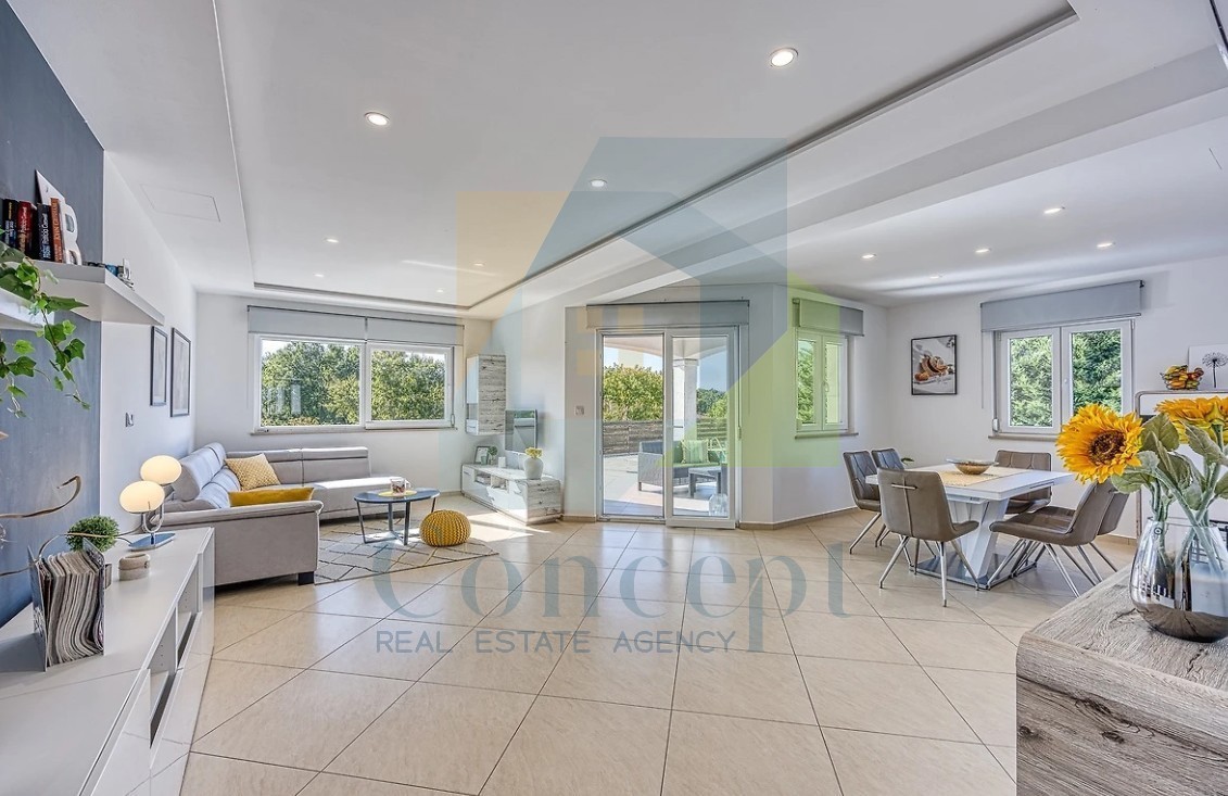 Poreč, dintorni, Casa indipendente con piscina in posizione tranquilla