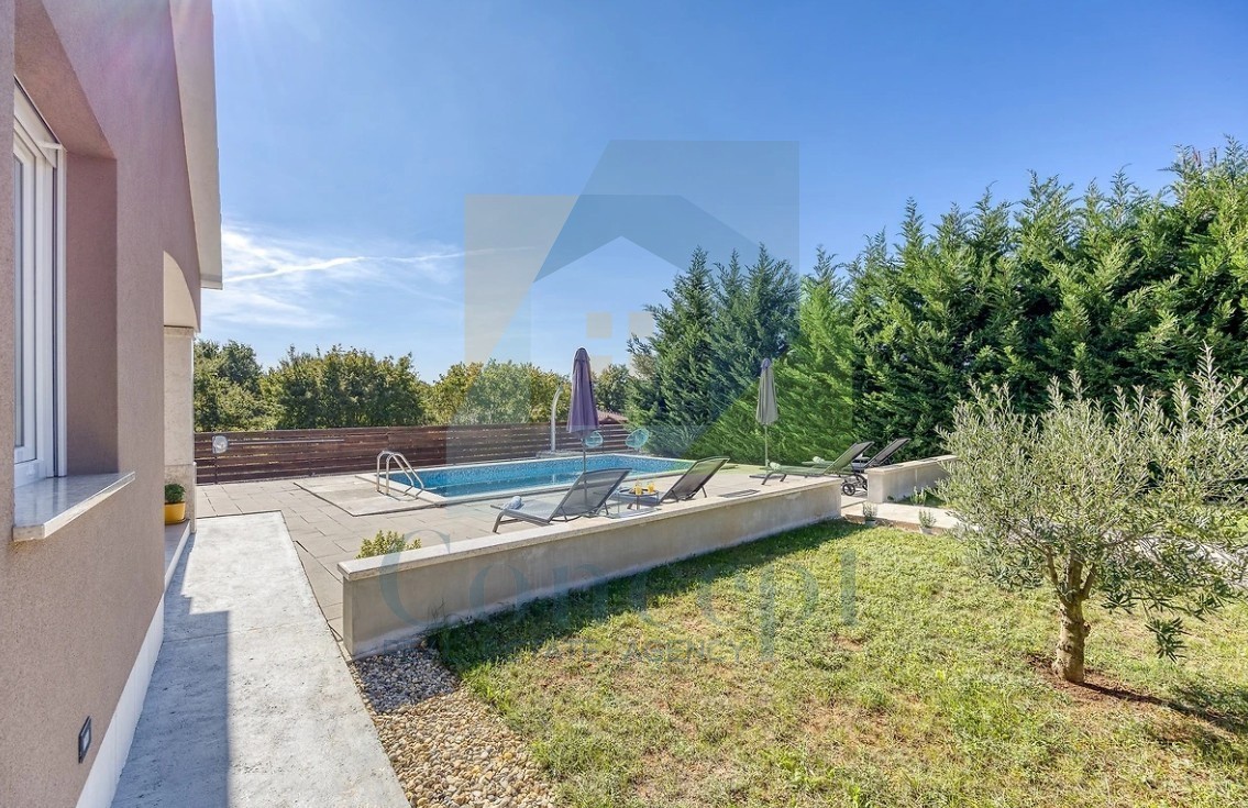 Poreč, dintorni, Casa indipendente con piscina in posizione tranquilla