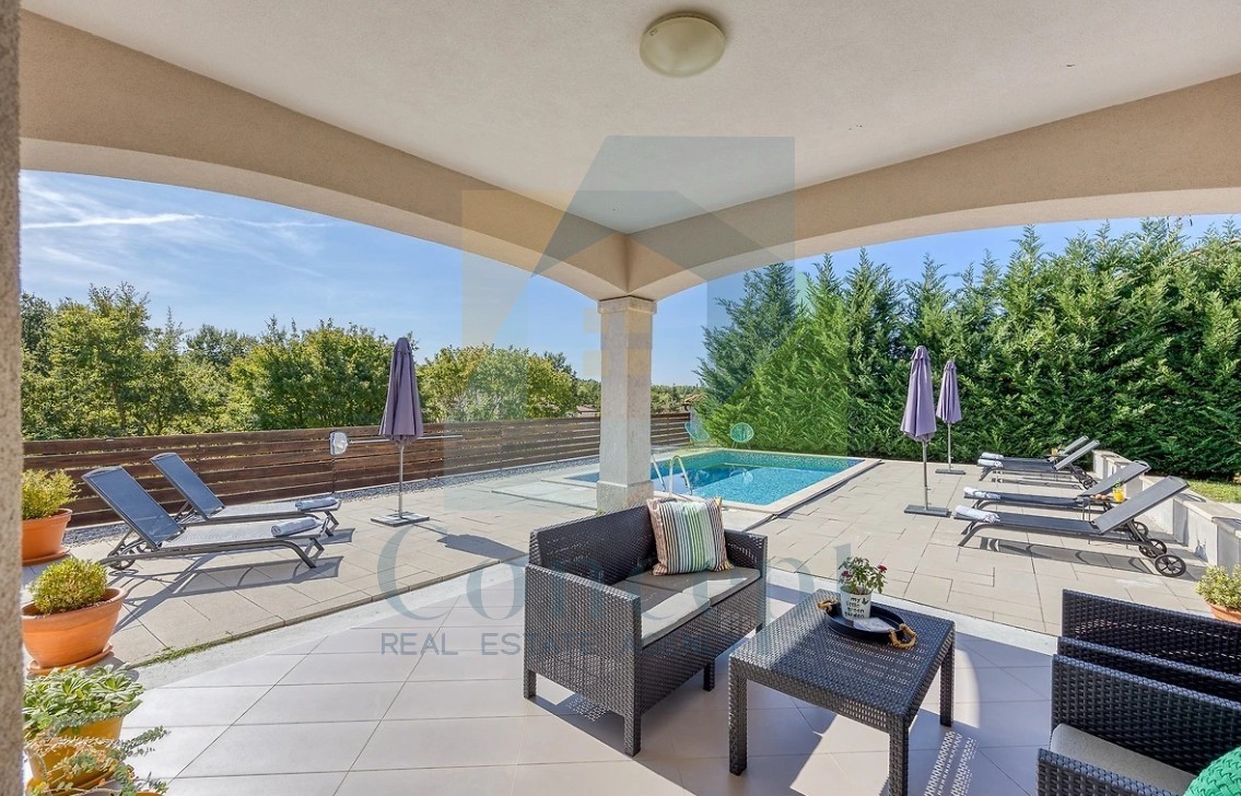 Poreč, dintorni, Casa indipendente con piscina in posizione tranquilla