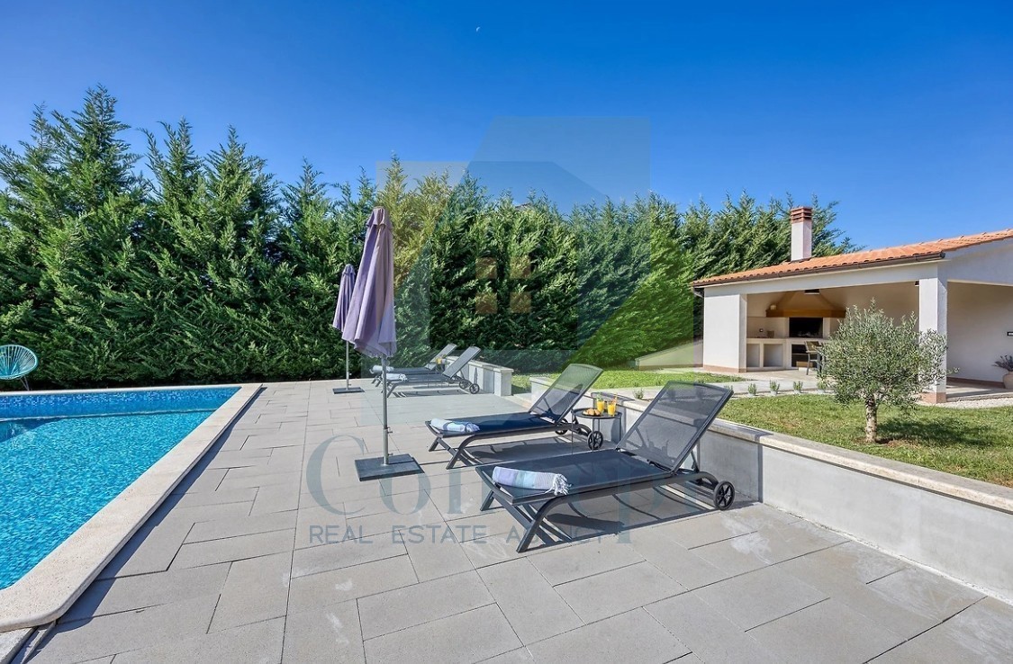 Poreč, dintorni, Casa indipendente con piscina in posizione tranquilla