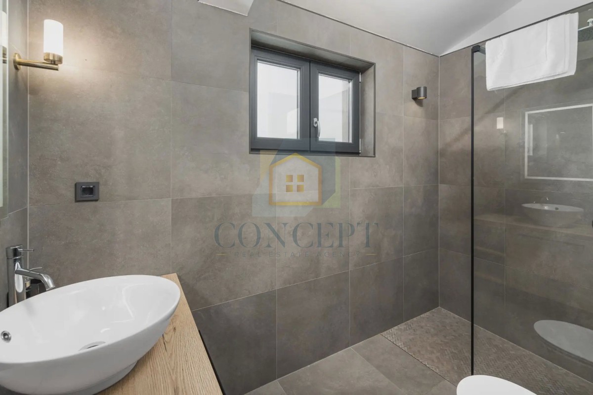 Novigrad, dintorni, Moderna casa bifamiliare con piscina, 8 km dal mare