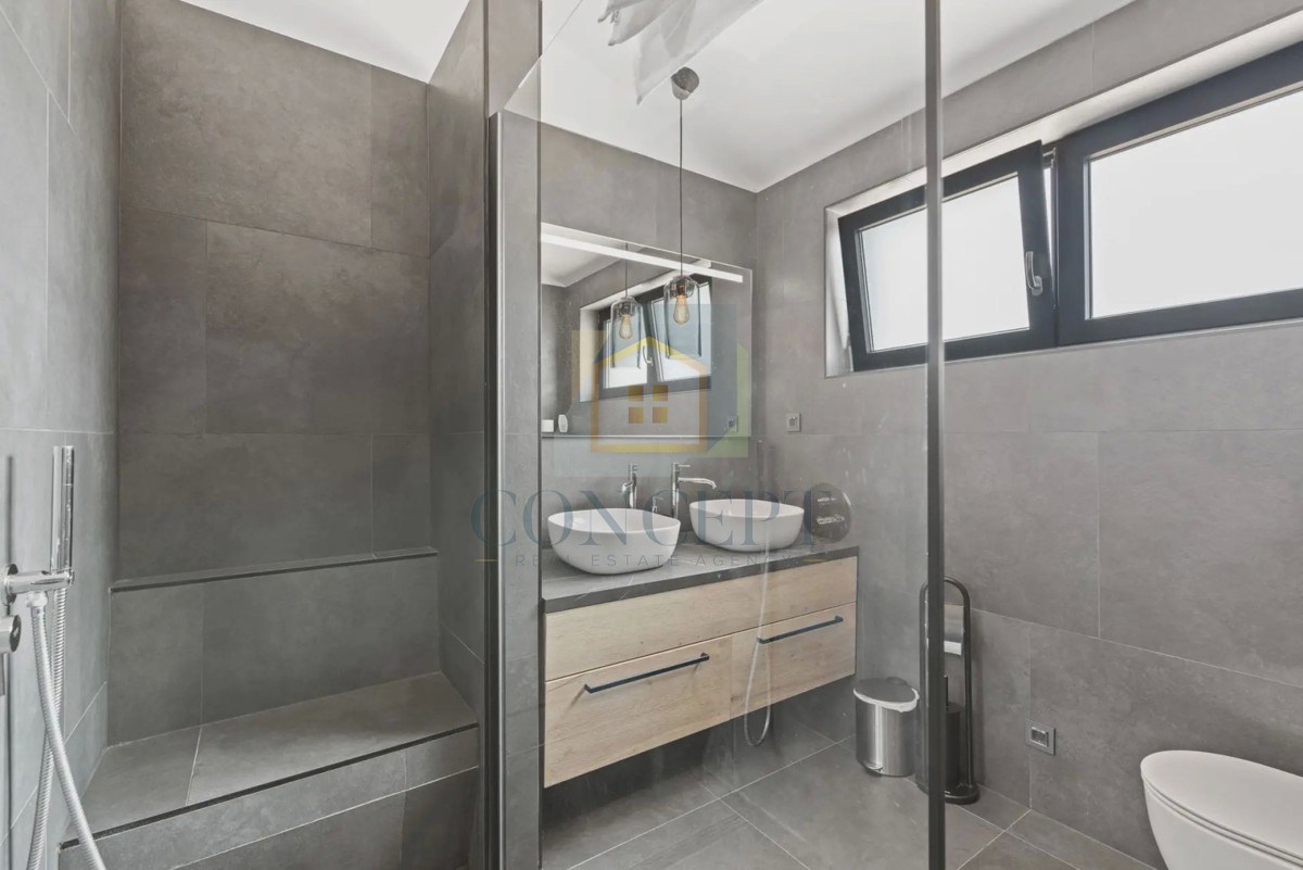 Novigrad, dintorni, Moderna casa bifamiliare con piscina, 8 km dal mare