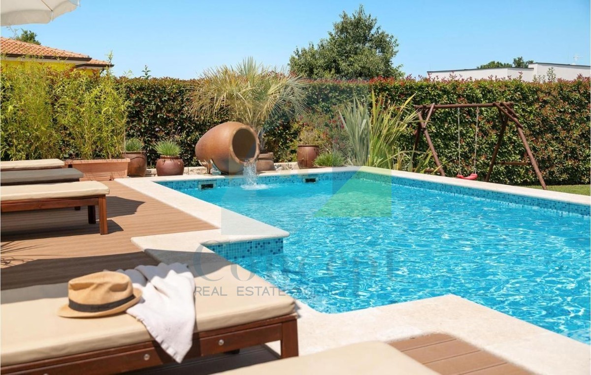 Poreč, dintorni, Casa con piscina in ottima posizione a 3 km dal mare