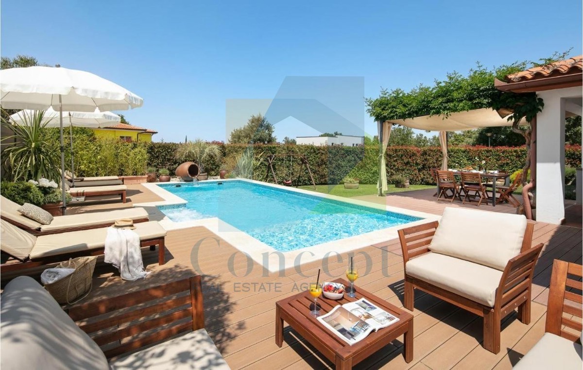 Poreč, dintorni, Casa con piscina in ottima posizione a 3 km dal mare