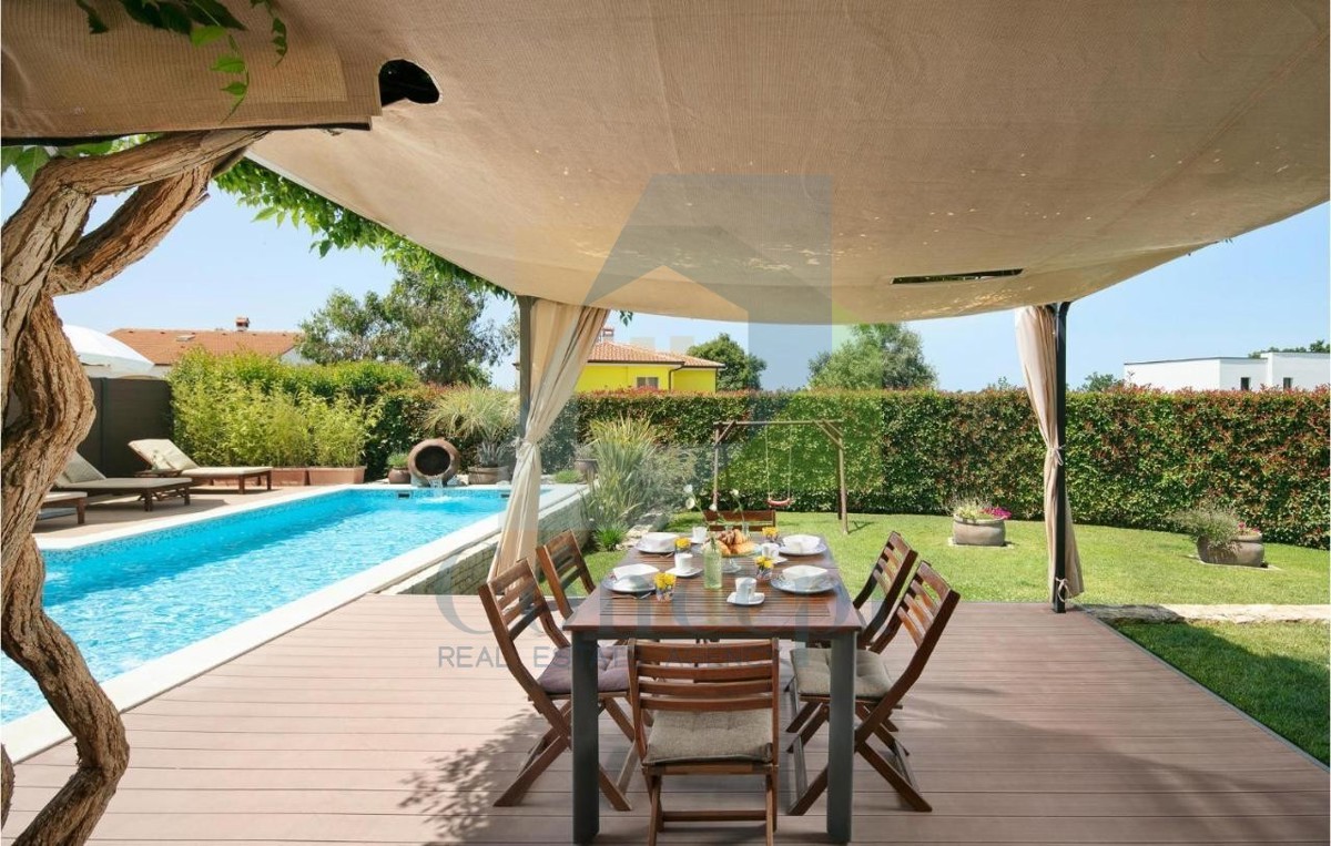 Poreč, dintorni, Casa con piscina in ottima posizione a 3 km dal mare