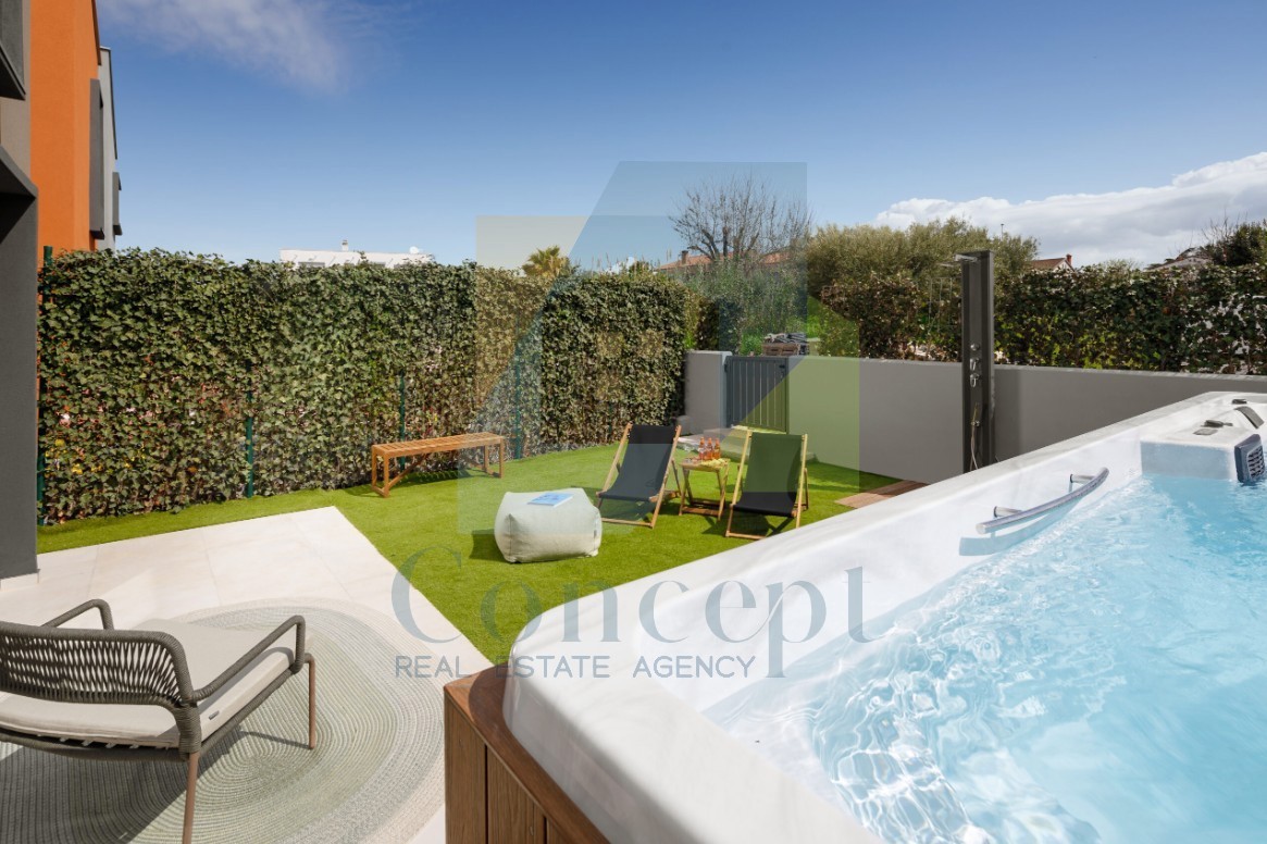 Poreč, Casa ultima in fila con giardino a 900 m dal mare