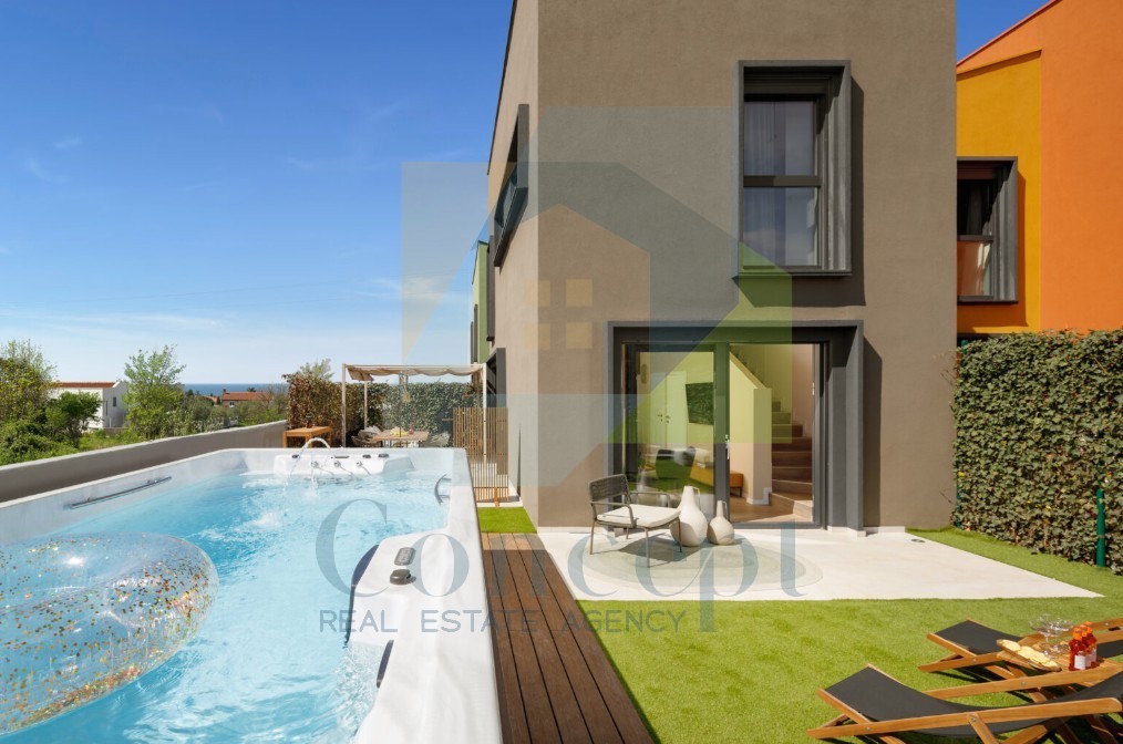 Poreč, Casa ultima in fila con giardino a 900 m dal mare