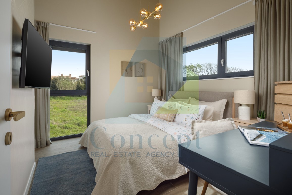 Poreč, Casa ultima in fila con giardino a 900 m dal mare