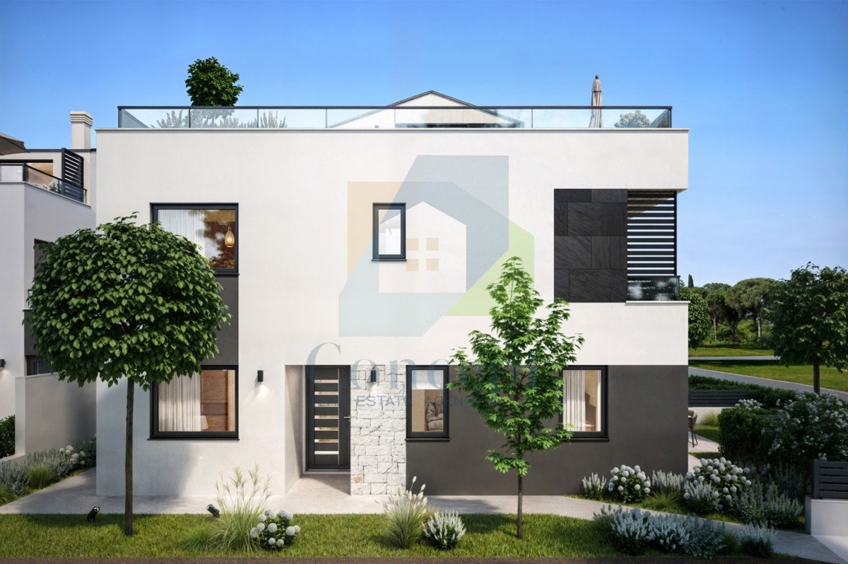 Poreč, Casa alla fine di una fila in posizione attraente a 2 km dal mare