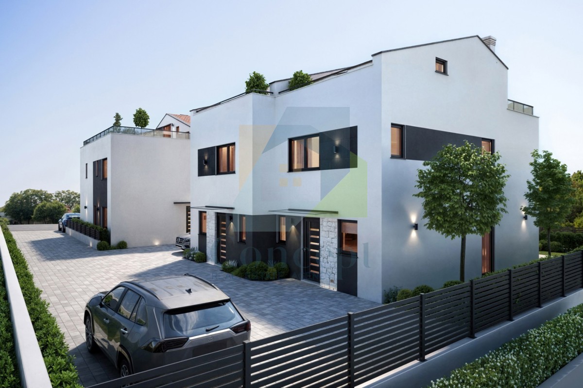 Poreč, Casa alla fine di una fila in posizione attraente a 2 km dal mare