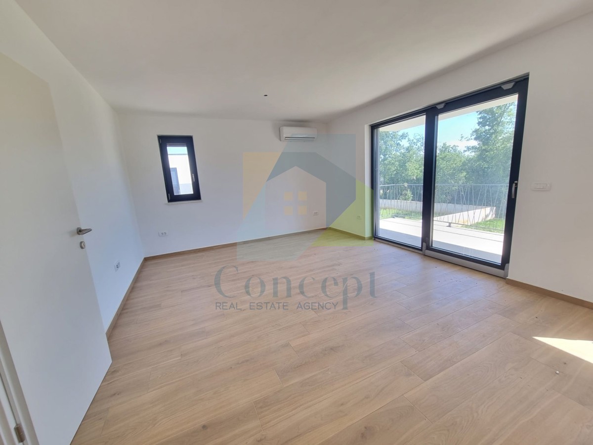 Poreč, dintorni, Appartamento al 1° piano con 3 camere da letto e terrazza sul tetto, a 1 km dal mare