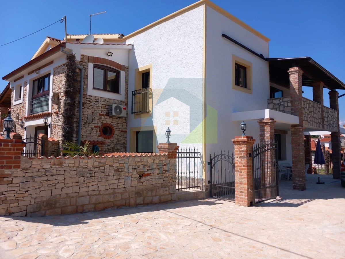 Poreč, dintorni, Casa autoctona con 3 unità abitative, 12 km dal mare