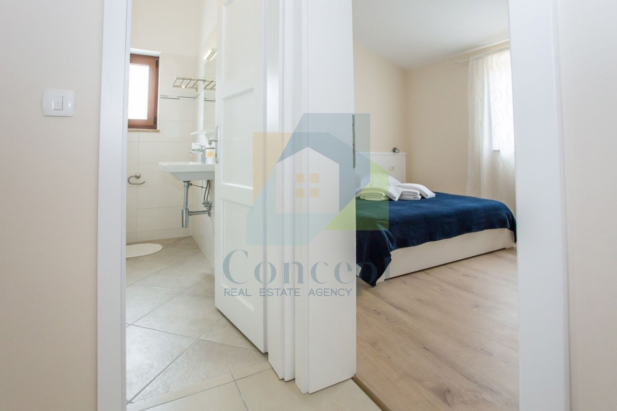 Poreč, dintorni, Casa con piscina e vista mare, 10 km dal mare