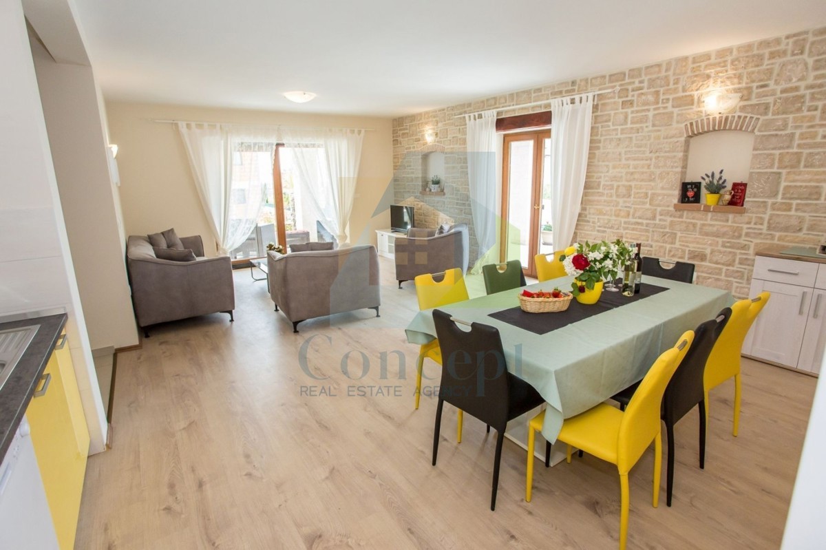 Poreč, dintorni, Casa con piscina e vista mare, 10 km dal mare