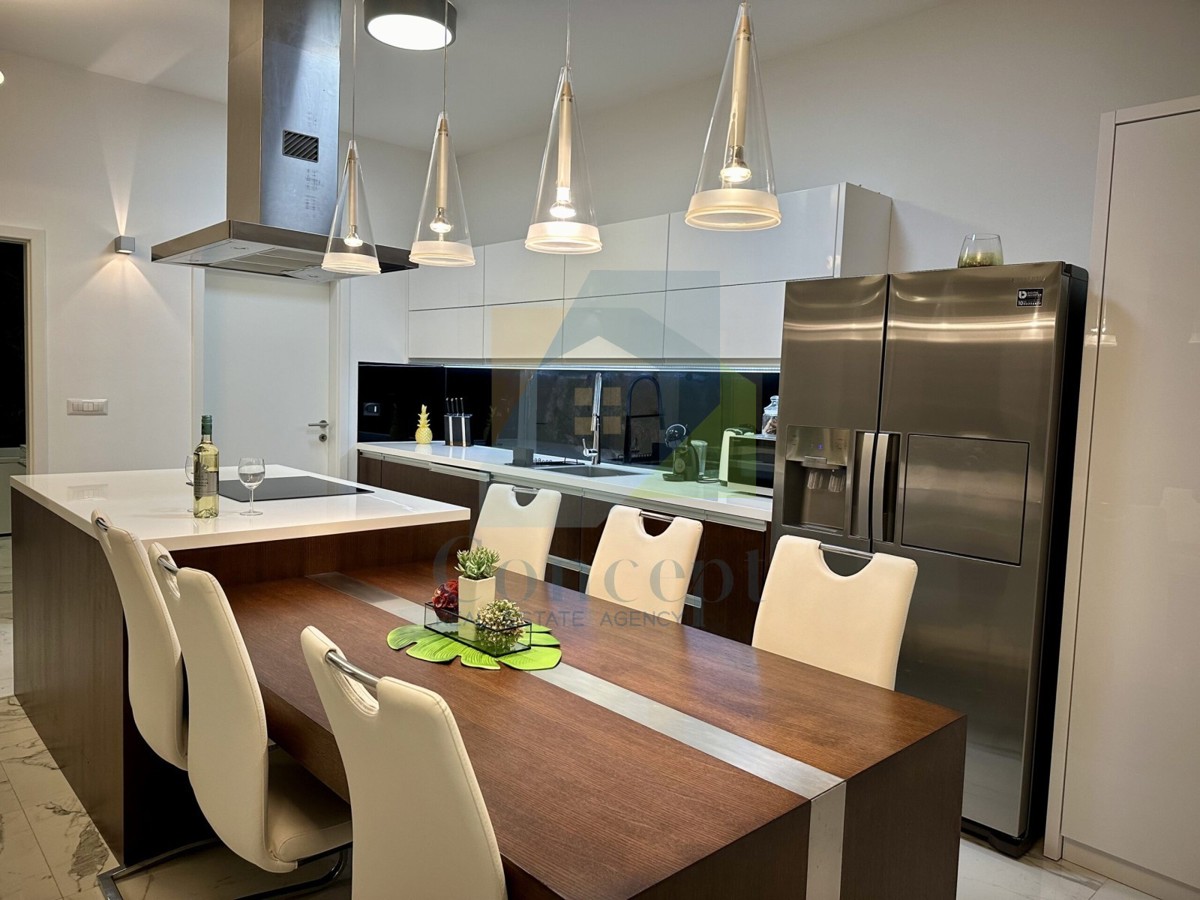 Poreč, centro, Casa di lusso con tre unità abitative nel centro storico, a 40 m dal mare