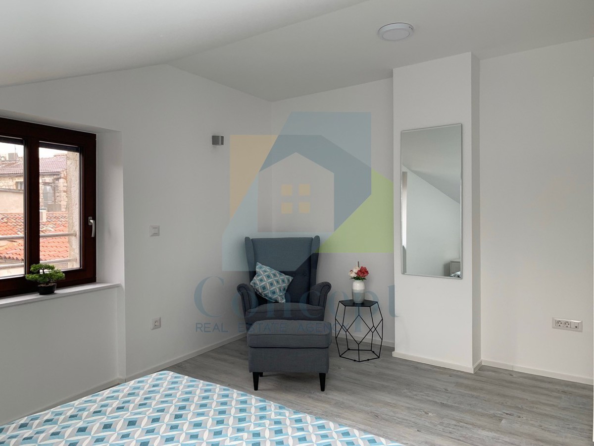 Poreč, centro, appartamento di lusso al 2° piano nel nucleo storico, a 40 m dal mare