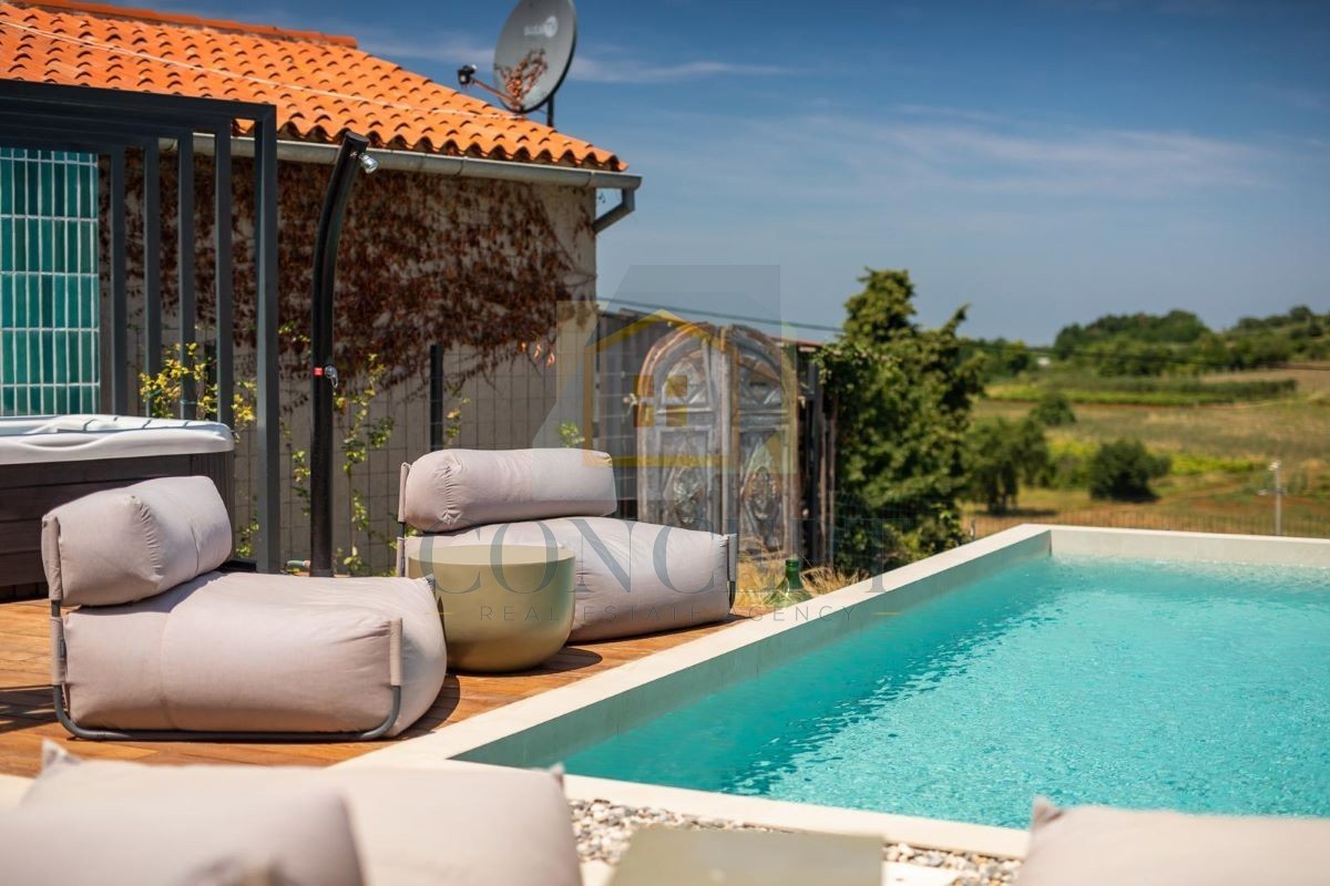 Poreč, Vižinada, Casa in pietra ristrutturata con piscina, 16 km dal mare