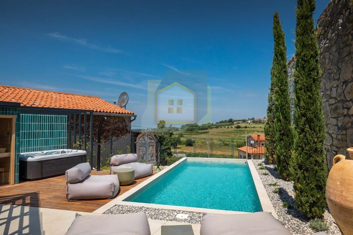 Poreč, Vižinada, Casa in pietra ristrutturata con piscina, 16 km dal mare