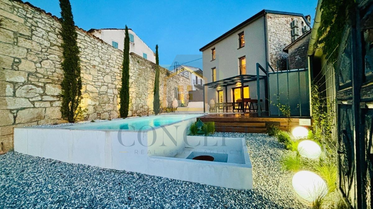 Poreč, Vižinada, Casa in pietra ristrutturata con piscina, 16 km dal mare
